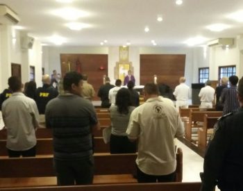 Foi celebrada na tarde desta quarta-feira (28) a missa de corpo presente da policial militar catarinense Caroline Pletsch, em Natal (Foto: Sérgio Henrique Santos/Inter TV Cabugi)