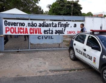 Policiais Civis durante protesto pelo pagamento do 13º salário de 2017 — Foto: Thyago Macedo/Sinpol/Divulgação