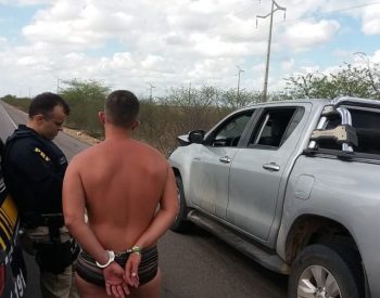 Motorista sendo preso pela PRF. ( Foto: Polícia Rodoviária Federal )