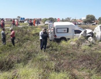 Ambulância transportava paciente quando se envolveu em acidente na BR-304, no RN — Foto: Verilton Pereira.