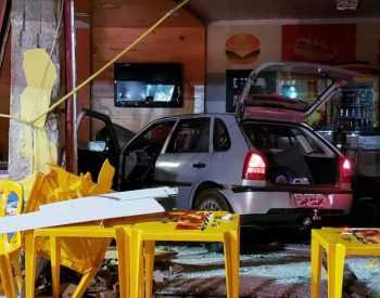 Mulher foi presa em flagrante e confessou que ingeriu bebida alcoolica — Foto: Ivonaldo Braga/Blogbraga.