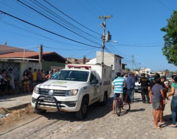 Jovens foram assassinados dentro de prédio abandonado em que funcionou uma escola em Mossoró — Foto: Iara Nóbrega/Inter TV Costa Branca