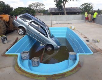 Carro cai dentro de piscina após criança de 2 anos dar partida — Foto: Luis Eduardo Vanzeli/Arquivo pessoal