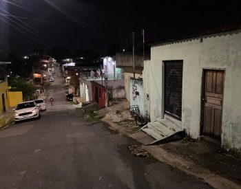 Crime aconteceu na rua 50, conjunto Mutirão, bairro Novo Aleixo, Zona Norte de Manaus. — Foto: Patrick Marques/G1 AM