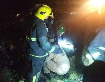 Motorista fica preso às ferragens em acidente na BR-405 no interior do RN — Foto: Divulgação/Polícia Militar