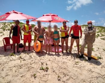 Homem e crianças são resgatados de afogamento na Zona Leste de Natal — Foto: Divulgação