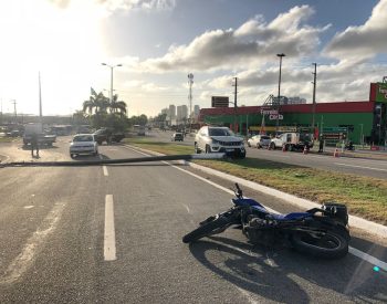 Moto atingida por poste no viaduto de Ponta Negra, na Zona Sul de Natal. — Foto: Vinícius Marinho/Inter TV Cabugi/ARQUIVO