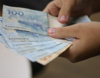 Dinheiro, notas de R$ 100 — Foto: Sandro Menezes