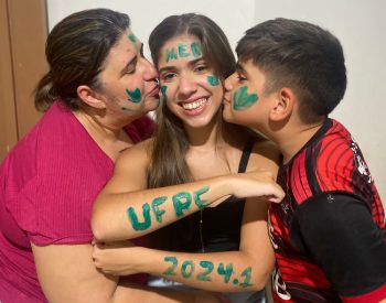 Estudante comemorou com a família aprovação no curso de Medicina, em Pernambuco. – Foto: Cedida