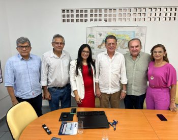 Representantes da SEMARH junto ao deputado Nelter Queiroz. Foto — © Divulgação.