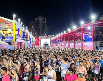 Anitta com o Bloco da Anitta no sábado de Carnatal (8) — Foto: Vinícius Marinho/Inter TV Cabugi