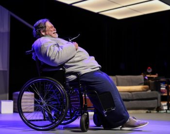 Zé de Abreu, em cena em 'A Baleia' — Foto: Nil Canindé/Divulgação