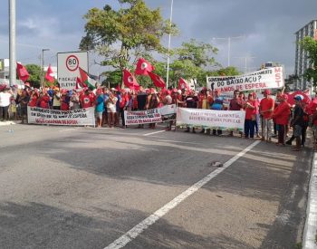 Manifestantes fecham a BR-101 em Natal — Foto: Thiago César/Inter TV Cabugi