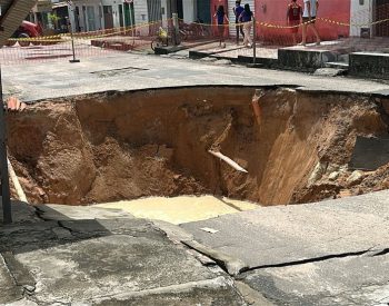 Chuva abre cratera na Zona Norte de Natal — Foto: Pedro Trindade/Inter TV Cabugi