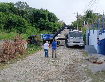 Motorista morre após trator capotar e cair sobre ele em Parnamirim — Foto: Bruno Rocha/Inter TV Cabugi