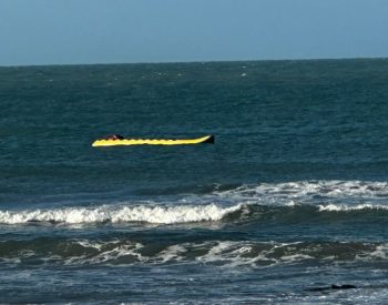 Banana Boat não afundou junto com lancha que a rebocava em Genipabu — Foto: Kleber Teixeira/Inter TV Cabugi
