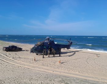 Foto de sábado, quando o avião da FAB pousou em praia na Grande Natal — Foto: Thiago César/Inter TV Cabugi