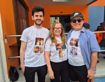 ENEM 2025 - DOMINGO (9) - JOÃO PESSOA (PB) - Família acompanha estudante com mensagens de incentivo em cartazes e blusas — Foto: Rafaela Gambarra/g1