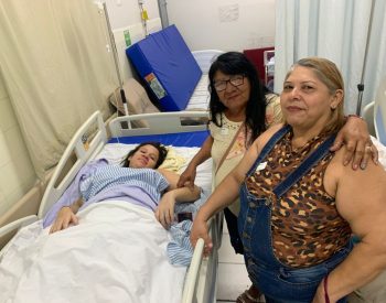 Ana Bezerra (ao centro), ao lado da esposa do neto, que deu à luz, e da filha dela — Foto: Divulgação/Ebserh