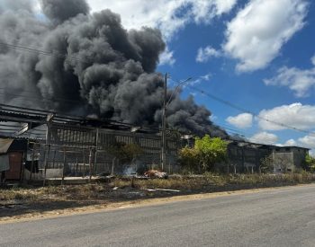 Fumaça sai de galpão na Grande Natal — Foto: Vinícius Marinho/Inter TV Cabugi