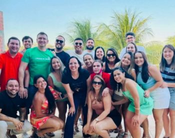 A prefeita interagiu com os servidores, celebrou as conquistas do ano e aproveitou para reforçar a importância do trabalho conjunto no serviço público. Foto — ©Divulgação.