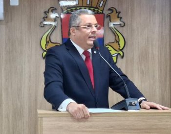 Edvaldo Neto, presidente da Câmara Municipal, toma posse como prefeito interino de Cabedelo — Foto: Plínio Almeida/TV Cabo Branco