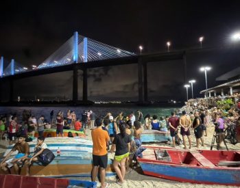 População na praia da Redinha, à noite, em Natal — Foto: Kleber Teixeira/Inter TV Cabugi