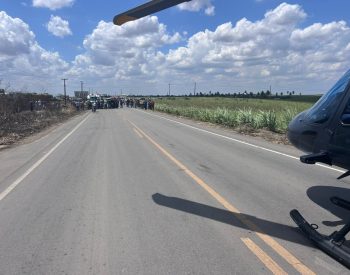 Uma pessoa morreu e outras quatro ficaram feridas em acidentre entre Paraíba e Pernambuco — Foto: PRF