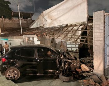 Carro invade casa após mulher perder o controle e destrói fachada do imóvel, em Campina Grande — Foto: Lídice Pegado/TV Paraíba
