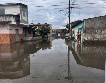 Rua alagada no bairro Nossa Senhora da Apresentação, na Zona Norte de Natal — Foto: Vinícius Marinho/Inter TV Cabugi