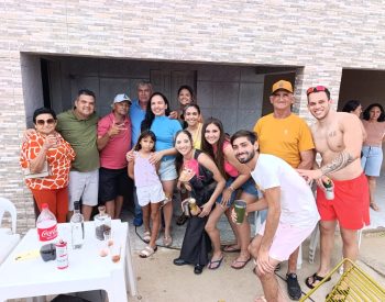 O registro fotográfico do encontro foi realizado na residência do amigo Nilvan, simbolizando o clima de confraternização e acolhimento que marcou o evento. Foto — ©Redes Sociais.