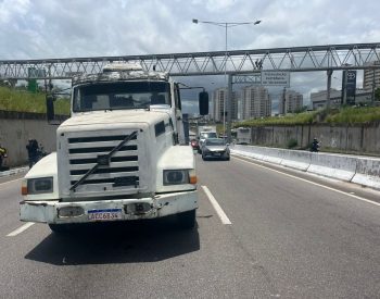 Motorista de aplicativo morre após bater moto em caminhão na BR-101 — Foto: Philipe Salvador/Inter TV Cabugi