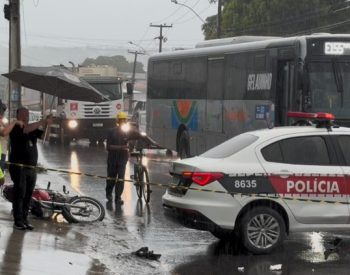 Discussão de trânsito entre motorista de ônibus e motociclista termina com um morto e dois feridos, em João Pessoa — Foto: Diogo Pinheiro/TV Cabo Branco