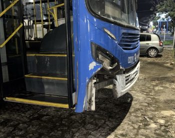 Frente do ônbius após a situação em Cuiá, em João Pessoa — Foto: Flávio Fernandes/TV Cabo Branco