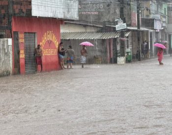 Avenida no bairro Planalto alagada  — Foto: Sérgio Henrique Santos/Inter TV Cabugi/ARQUIVO