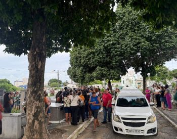 Jovem atropelado e morto por motorista de ônibus após discussão, em João Pessoa, é enterrado — Foto: Ana Beatriz Rocha/TV Cabo Branco