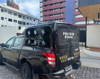 Carro da Polícia Penal na entrada do Fórum Miguel Seabra Fagundes, em Natal — Foto: Sérgio Henrique Santos/Inter TV Cabugi