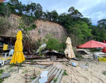 Deslizamento de terra em falésia em Pipa destruiu barracas — Foto: Tom Guedes/Inter TV Cabugi