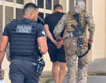 Homem é levado algemado para delegacia em Natal — Foto: Sérgio Henrique Santos/Inter TV Cabugi
