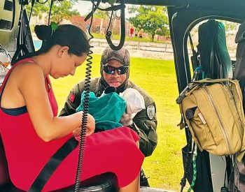 Mulher dá à luz em área isolada por chuvas e é resgatada de helicóptero na PB — Foto: Divulgação/GTA-PB