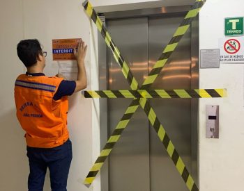 Elevador interditado após um equipamento desabar com mulher dentro, em João Pessoa — Foto: TV Cabo Branco