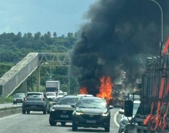 Moradores protestam e bloqueiam ruas em João Pessoa após morte de jovem em ação da PM — Foto: Divulgação/PRF-PB