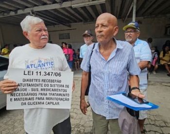 Pacientes com diabetes buscavam medicamentos na manhã desta quarta no Prosus - no Centro de Distribuição Zeca Passos - na Ribeira, em Natal (RN) — Foto: Stephany Souza/Inter TV Cabugi
