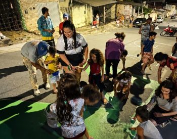 Crianças pintando rua em Campina Grande — Foto: Foto: Reprodução arquivo pessoal.