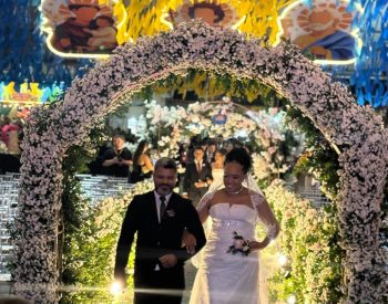 Casal que se conheceu há um ano no Parque do Povo se casou nesta sexta-feira (12), Dia dos Namorados, no Casamento Coletivo — Foto: Bruna Couto/g1