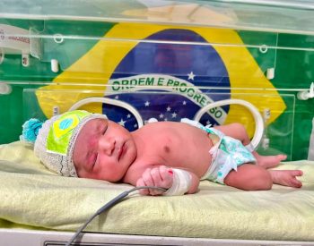 Bebês recém-nascidos entram no clima da Copa do Mundo e são vestidos de verde-amarelo, em hospital da Paraíba — Foto: PB Saúde/Divulgação