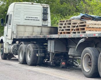 Moto foi parar embaixo de caminhão — Foto: Sérgio Henrique Santos/Inter TV Cabugi