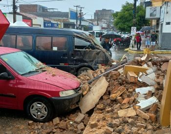 Desabamento foi registrado na manhã deste sábado (27), em Esperança — Foto: Reprodução/TV Paraíba