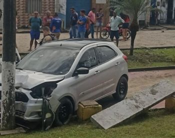 Após ser atingido por tiros, vítima perdeu o controle e bateu carro em poste — Foto: Flávio Fernandes/TV Cabo Branco