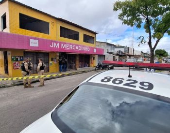 Homem é morto dentro de mercadinho enquanto comprava cerveja, em João Pessoa — Foto: Plínio Almeida/TV Cabo Branco